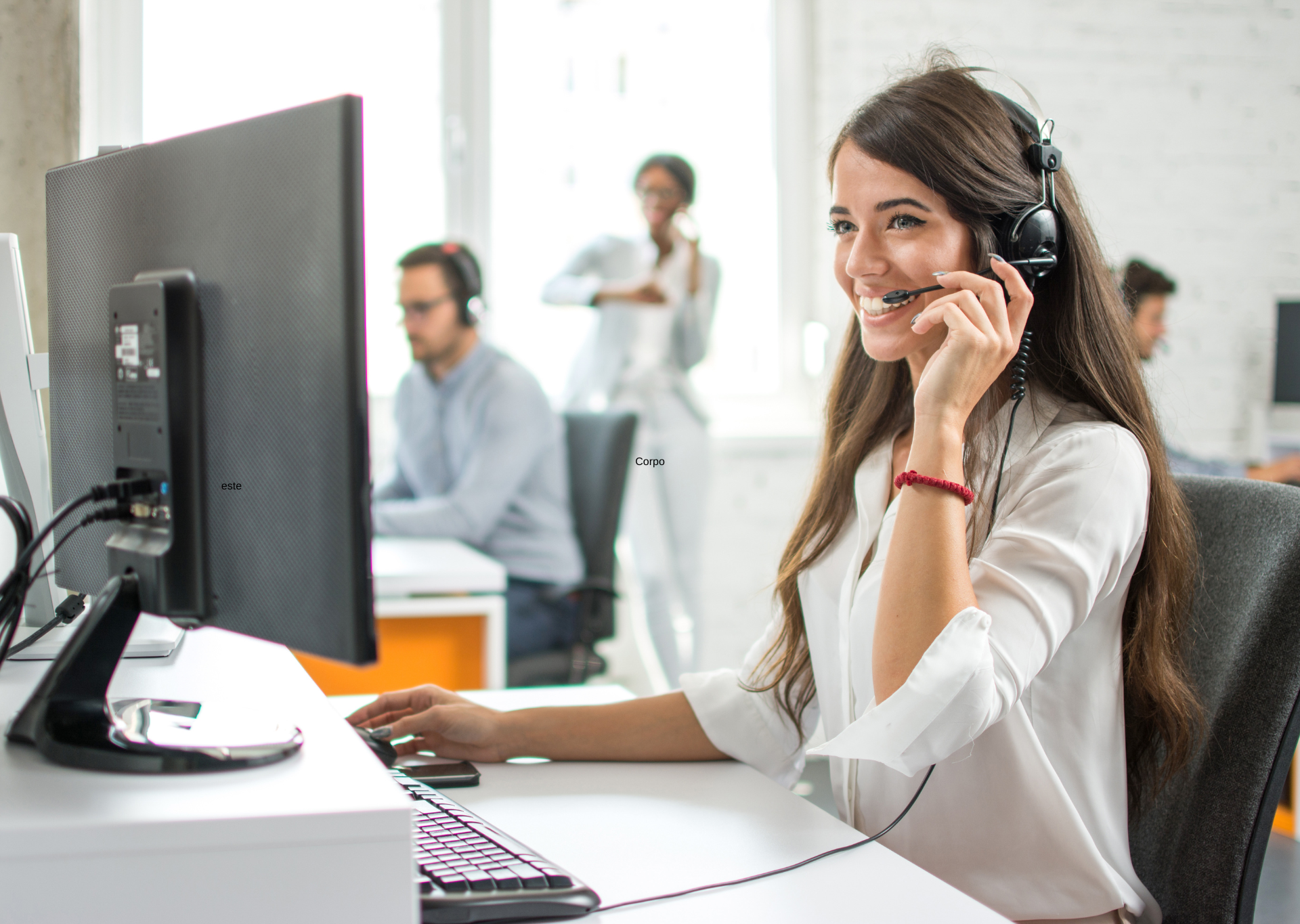 uma atendente a frente, com seu headset, e 2 atendentes atras, um sentado e o outro em pé